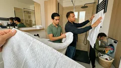 A cosa serve la striscia liscia sugli asciugamani e perché li fa durare di più