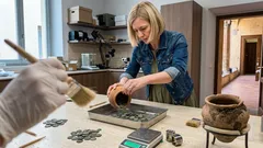 Scoperto un tesoro di monete romane: tre vasi e fino a 40.000 pezzi sotto una casa