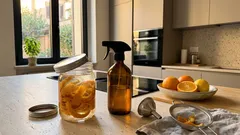 Bucce d’arancia e aceto bianco: come fare un detergente naturale che funziona davvero