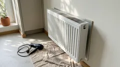 Radiatori tiepidi? Il trucco del phon per togliere la polvere e scaldare meglio casa