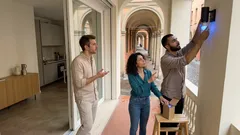 Luce blu sul portico: cosa significa davvero e quando si usa