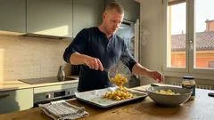 Insalata di patate e uova, ma con un trucco: usa patate fritte e cambia tutto